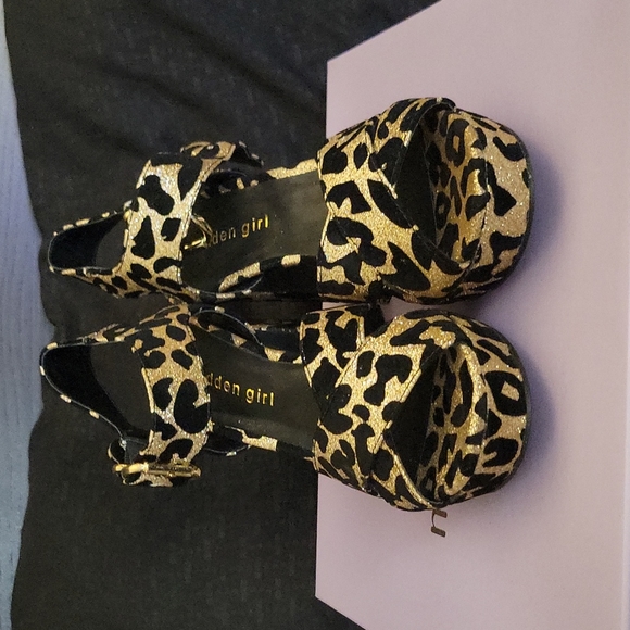 Madden girl platforms size 6. - Picture 3 of 7